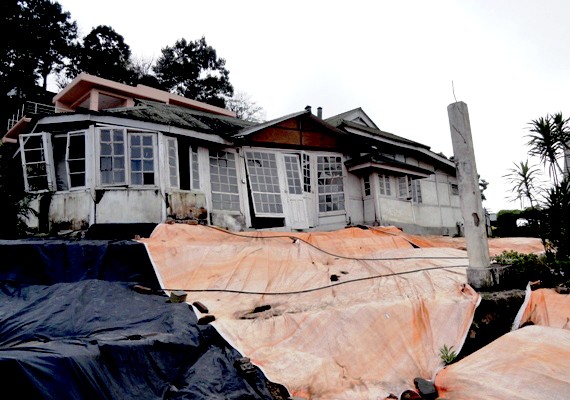 A government quarter located below Raj Bhavan, Kohima appears to be on verge of collapsing and the road under construction at NH-39. (Morung Photo)